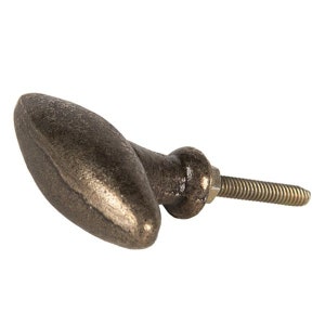 Könnte beinhalten: Ein Schrankknopf aus Gusseisen mit ovaler Form und goldener Oberfläche. Der Knopf hat eine Schraube auf der Rückseite zum Befestigen an einer Schranktür.