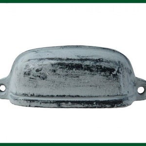 Op de afbeelding: Een witte metalen ladegreep met een verweerde afwerking. De greep heeft een afgeronde vorm en twee kleine gaten aan beide zijden voor montage.