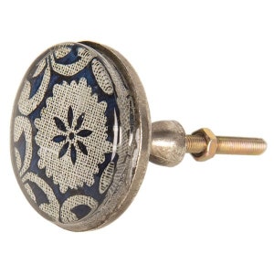 Può includere: Un pomello rotondo in ceramica blu e bianca con una base in metallo argentato e una vite. Il pomello presenta un motivo floreale.