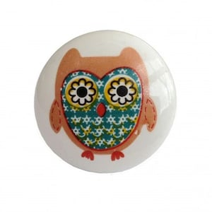 Può includere: Un pomello in ceramica bianca con un design di gufo colorato. Il gufo ha un corpo color pesca con ali a motivi blu e verdi e occhi gialli con pupille nere.