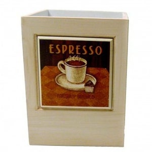 Könnte beinhalten: Ein quadratischer Abfalleimer aus Holz mit einer dekorativen Fliese auf der Vorderseite. Die Fliese zeigt einen braunen Hintergrund mit einer weißen Kaffeetasse und einem kleinen Gebäck. Der Text "Espresso" ist in Weiß über der Tasse gedruckt und "Freshly Brewed" unter der Tasse.