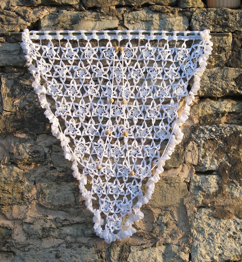 Door curtain triangle in white cotton crochet, retro, vintage, handmade, flower motifs stars in relief, hemmed with a crocheted Ribbon. image 1