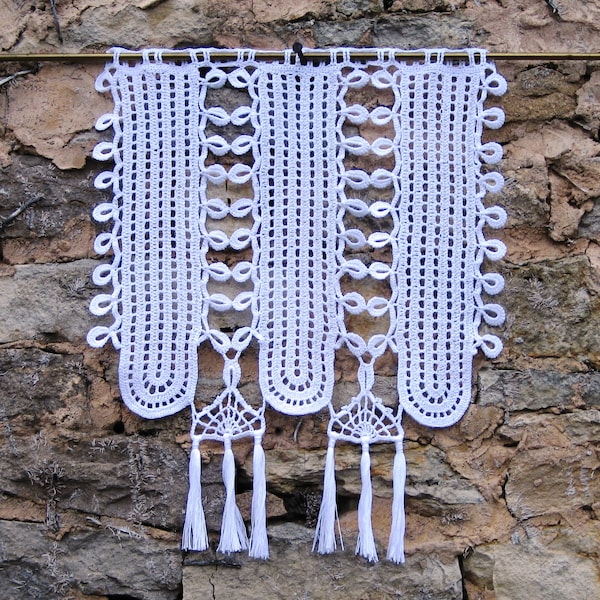 Petit rideau crochet fait main,petite fenêtre cuisine ,couloir,dentelle blanche,cadeau démenagement,cadeau Noël,