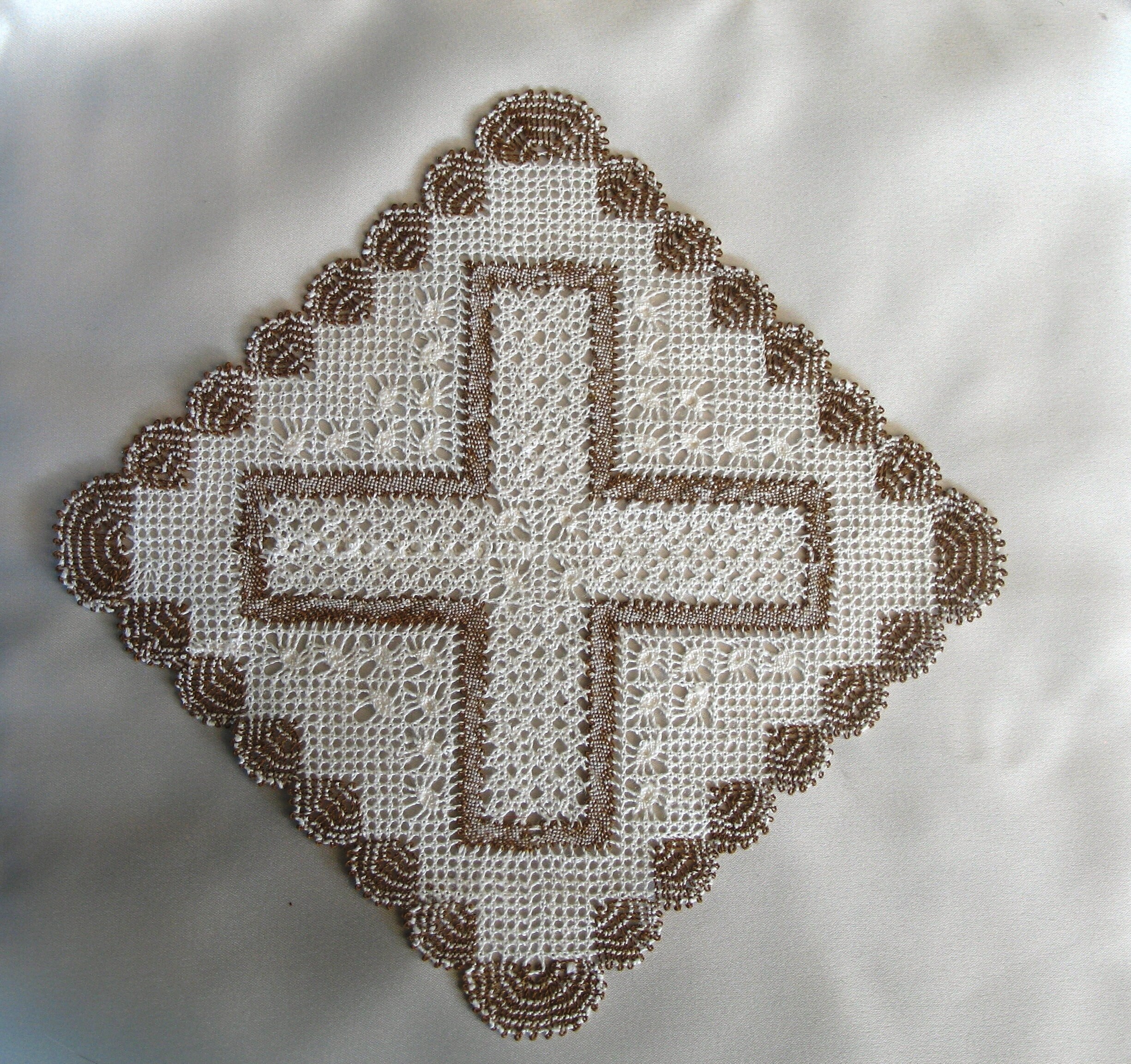 Petit Napperon Bi-Colore, en Coton Écru et Lin Or, en Dentelle Aux Fuseaux Faite Main, Motif Croix,