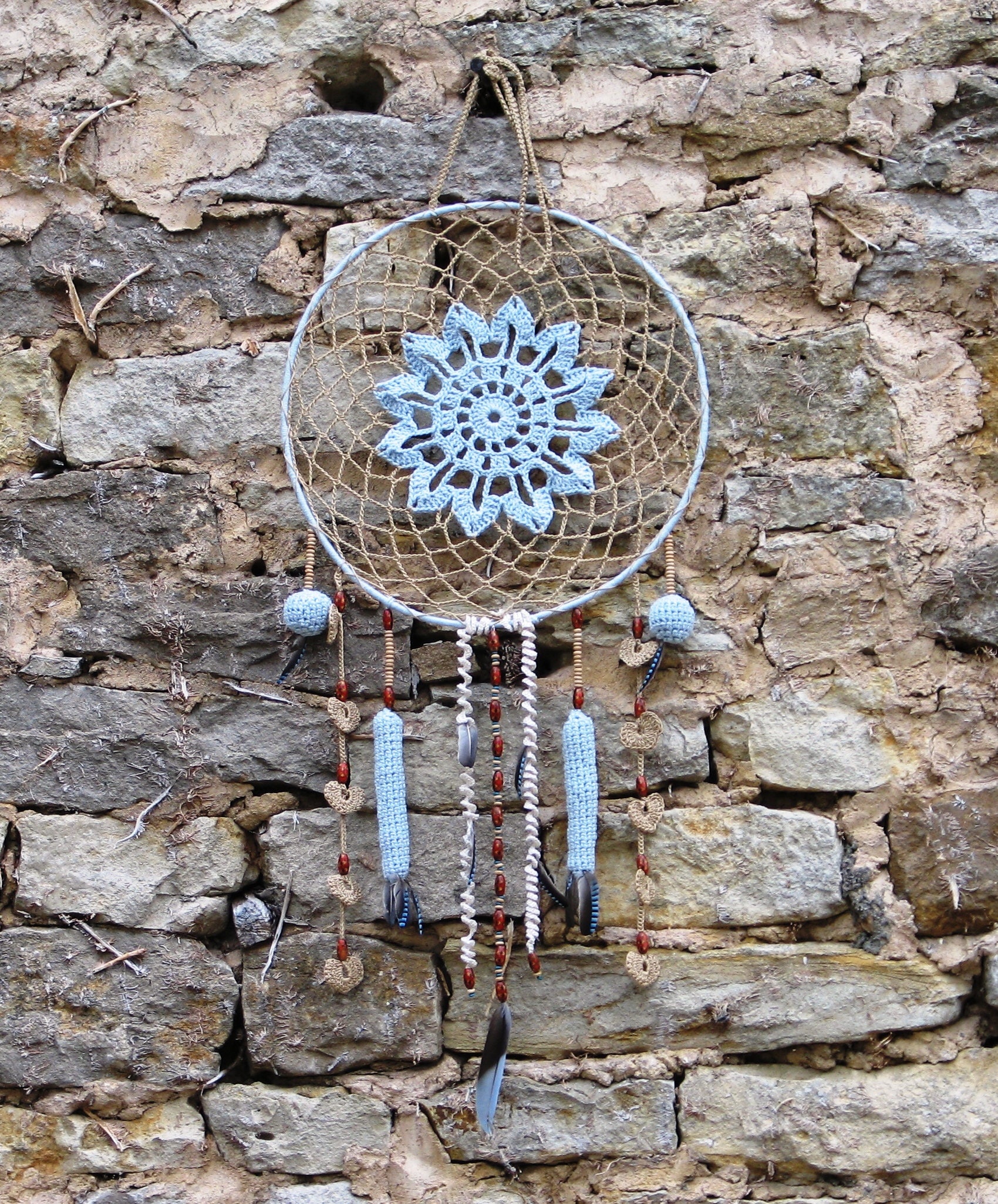 Capteur de Rêve, Attrape Rêve, en Dentelle Crochet Écru Foncé et Bleu Clair, Pommes Pin, Boules, Coe