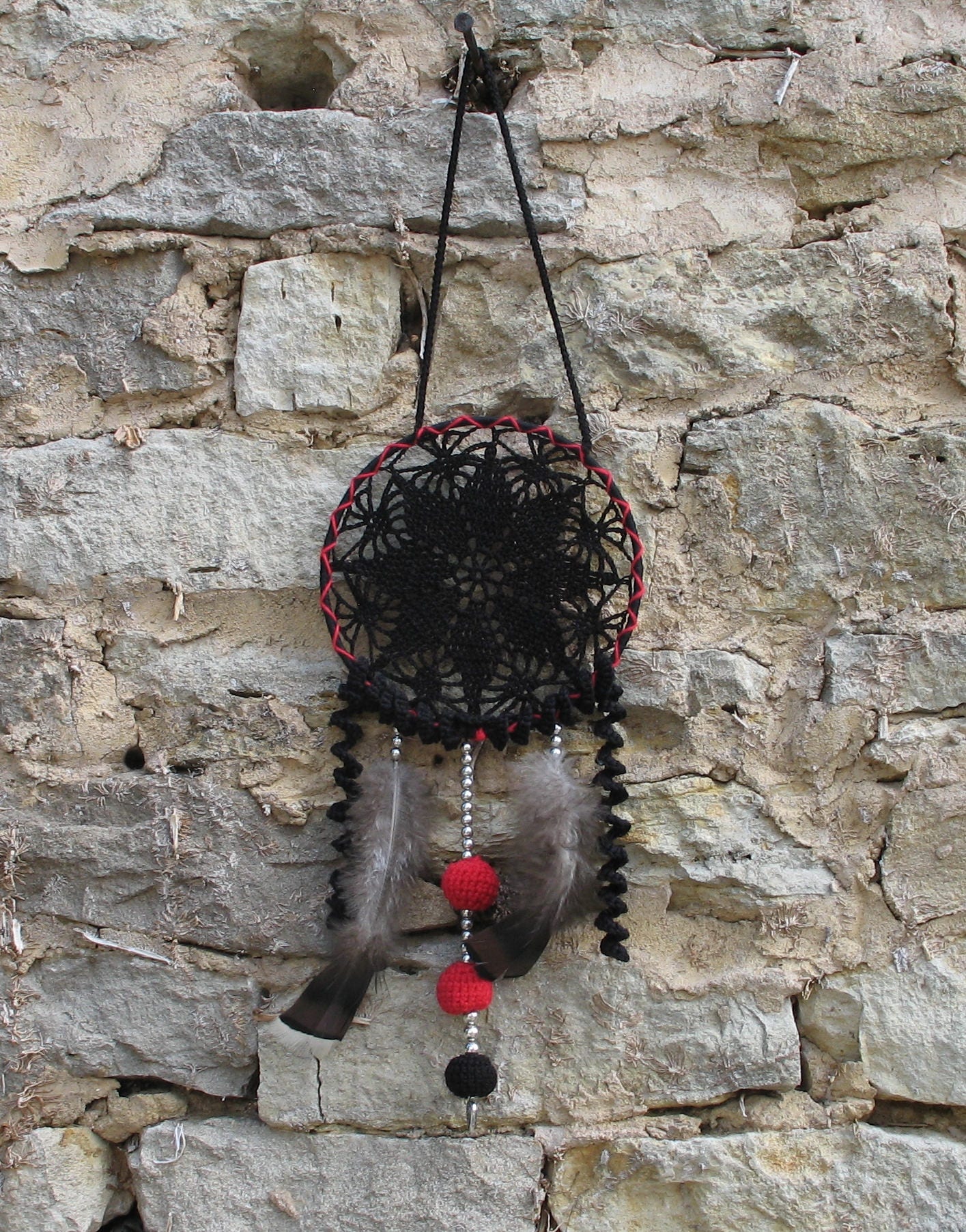 Capteur de Rêves, Attrape Rêves, Rouge et Noir Gothique, en Dentelle Crochet Faite Main, Pendaison C