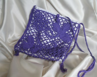 Petit sac à bandoulière,besace, en coton violet ,doublé  satin blanc, crocheté en "guipure d'Irlande",pour mariage et cérémonies,