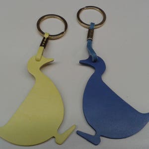 Lot de deux porte-clés cuir box bleu et jaune anneaux dorés