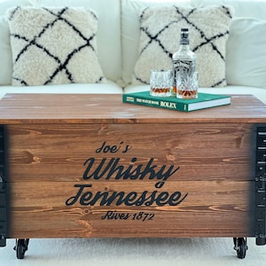 Uncle Joes Couchtisch XL &quot;Whisky&quot; Truhe Holzkiste Vintage Shabby Chic Wohnzimmertisch Rollen Stauraum industrial retro Massiv-Holz