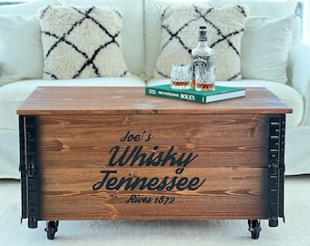 Uncle Joes Couchtisch XL "Whisky" Truhe Holzkiste Vintage Shabby Chic Wohnzimmertisch Rollen Stauraum industrial retro Massiv-Holz