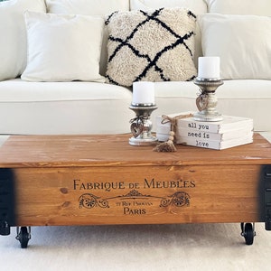 Uncle Joes Couchtisch "Meubles" Truhe Holzkiste Vintage Shabby Chic Retro mit Rollen und Schrift Stauraum Wohnzimmertisch, Massivholz Kiefer