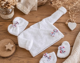 Cadeau de naissance fait main – brassière tricot artisanal – souvenir bébé unique - gilet cache coeur liberty - Fabrication Française