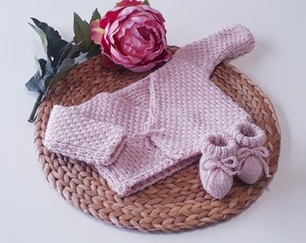 Vêtement layette brassière kimono gilet cache-coeur rose pâle laine tricoté main bébé naissance nouveau né création française