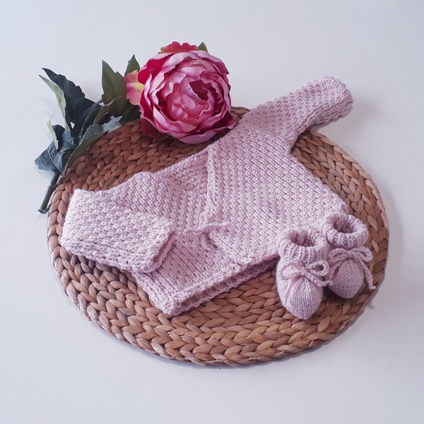 Vêtement layette brassière kimono gilet cache-coeur rose pâle laine tricoté main bébé naissance nouveau né création française