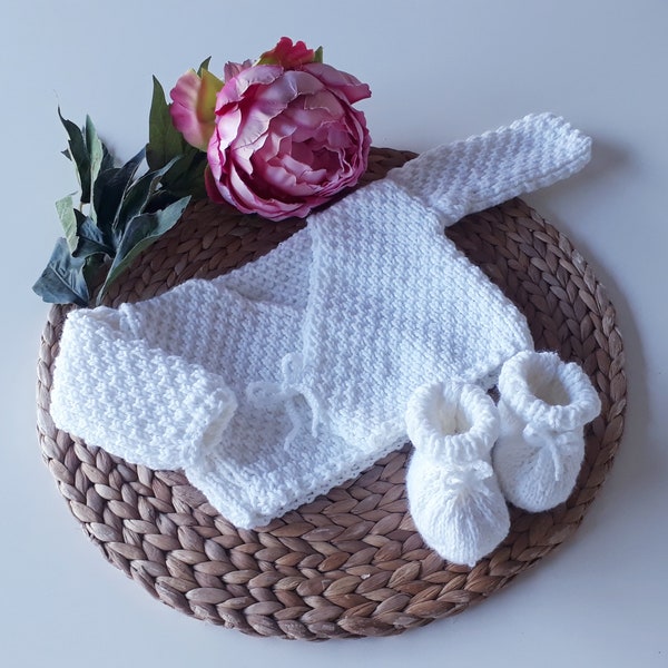 Vêtement layette brassière kimono gilet cache-coeur blanc laine tricoté main bébé naissance nouveau né création française