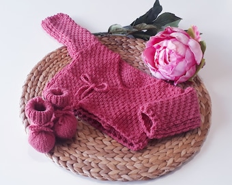 Vêtement layette brassière kimono gilet cache-coeur bois de rose en laine tricoté main bébé naissance nouveau né création française