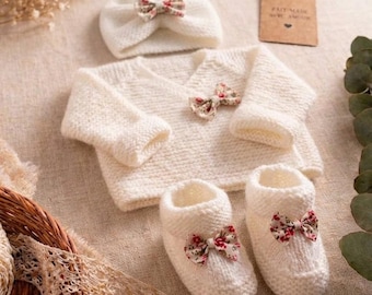 Cadeau de naissance fait main – brassière tricot artisanal – souvenir bébé unique - gilet cache coeur liberty - Fabrication Française