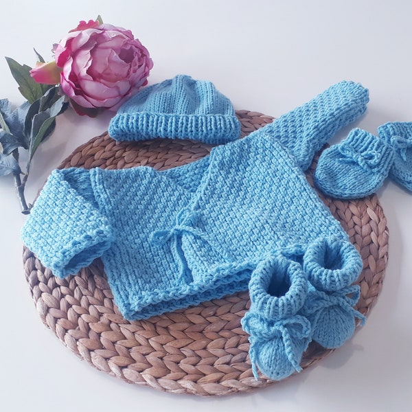 Vêtement layette brassière kimono gilet cache-coeur bleu ciel bonnet chaussons moufles laine tricoté main bébé naissance création française