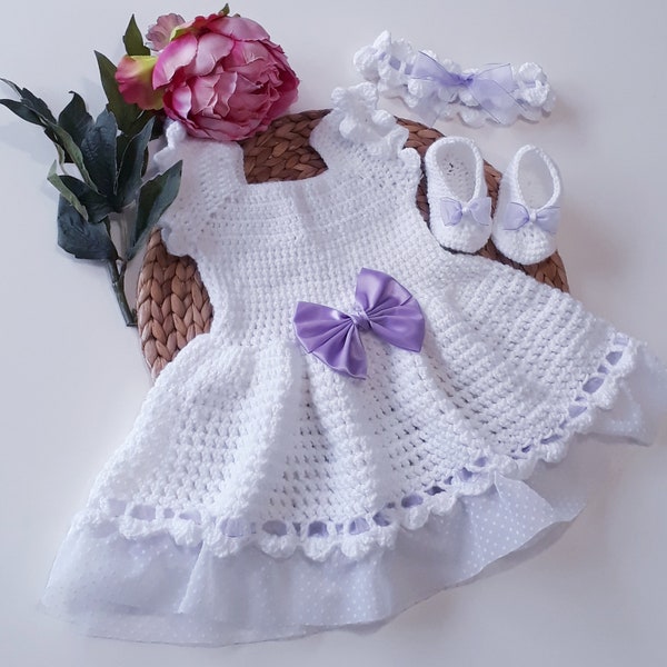 Vêtement layette ensemble robe princesse dentelle chaussures ballerines bandeau satin parme violet fait main crochet bébé fille 0-18 mois