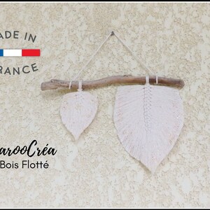 Peut inclure: Deux suspensions murales en macramé en forme de plume blanche avec des accents de paillettes, suspendues à un morceau de bois flotté. Le texte "CarooCrea Bois Flotté" est visible sous les suspensions. Le texte "Made in France" avec le drapeau français est visible en haut à gauche.