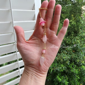 Waarzegpendel met hart- en rozenkwartskralen, versierd met bloemen, verguld metaal.