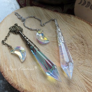 Pendule Divinatoire avec Pointe et pendentif Lune en verre facetté transparent irisé Aurore Boréale
