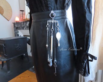 Chatelaine gótico. Joyería de cinturón con piedras naturales, péndulo de adivinación, lápiz o lupa, llaves, caja secreta, espejo.