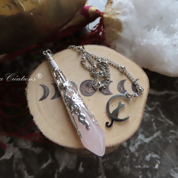 Pendule Divinatoire avec  pointe en Quartz rose, dentelle en métal argenté et breloque Chat et Lune