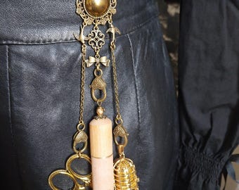 Châtelaine avec clip pour ceinture. Outils de couturière ou travail manuel. Métal couleur bronze gold.