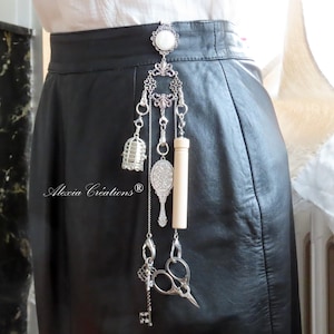 Chatelaine mit Gürtelclip. Näh- oder Bastelwerkzeug. Versilbertes Metall.