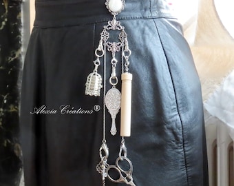 Chatelaine mit Gürtelclip. Näh- oder Bastelwerkzeug. Versilbertes Metall.