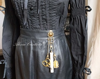 Chatelaine met riemclip. Naai- of knutselgereedschap. Bronskleurig metaal.