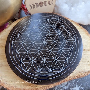 Steatite plaque with engraved Flower of Life, diameter approximately 10cm