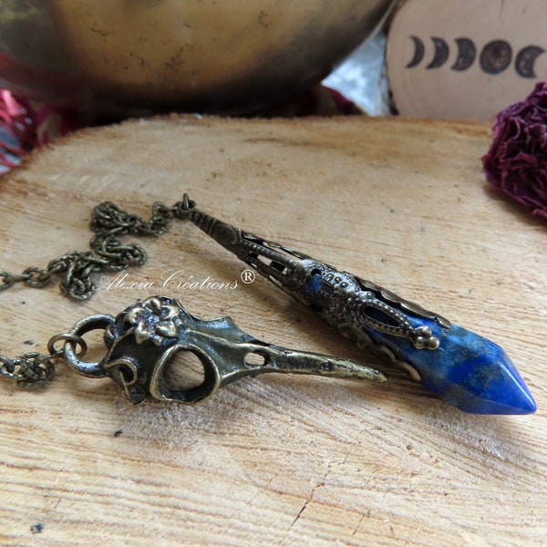 Pendule Divinatoire avec pointe en Lapis Lazuli, dentelle en métal couleur bronze et Crâne de Corbeau.