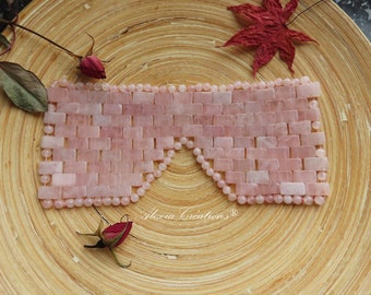 Masque pour les yeux en perles de quartz rose assemblées à la main avec un fil noué