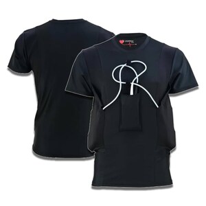 Op de afbeelding: Zwart T-shirt met korte mouwen, een wit koord en een zakje op de voorkant. Het shirt heeft de tekst "LifeLine" in rood met een hartje en een medisch symbool.
