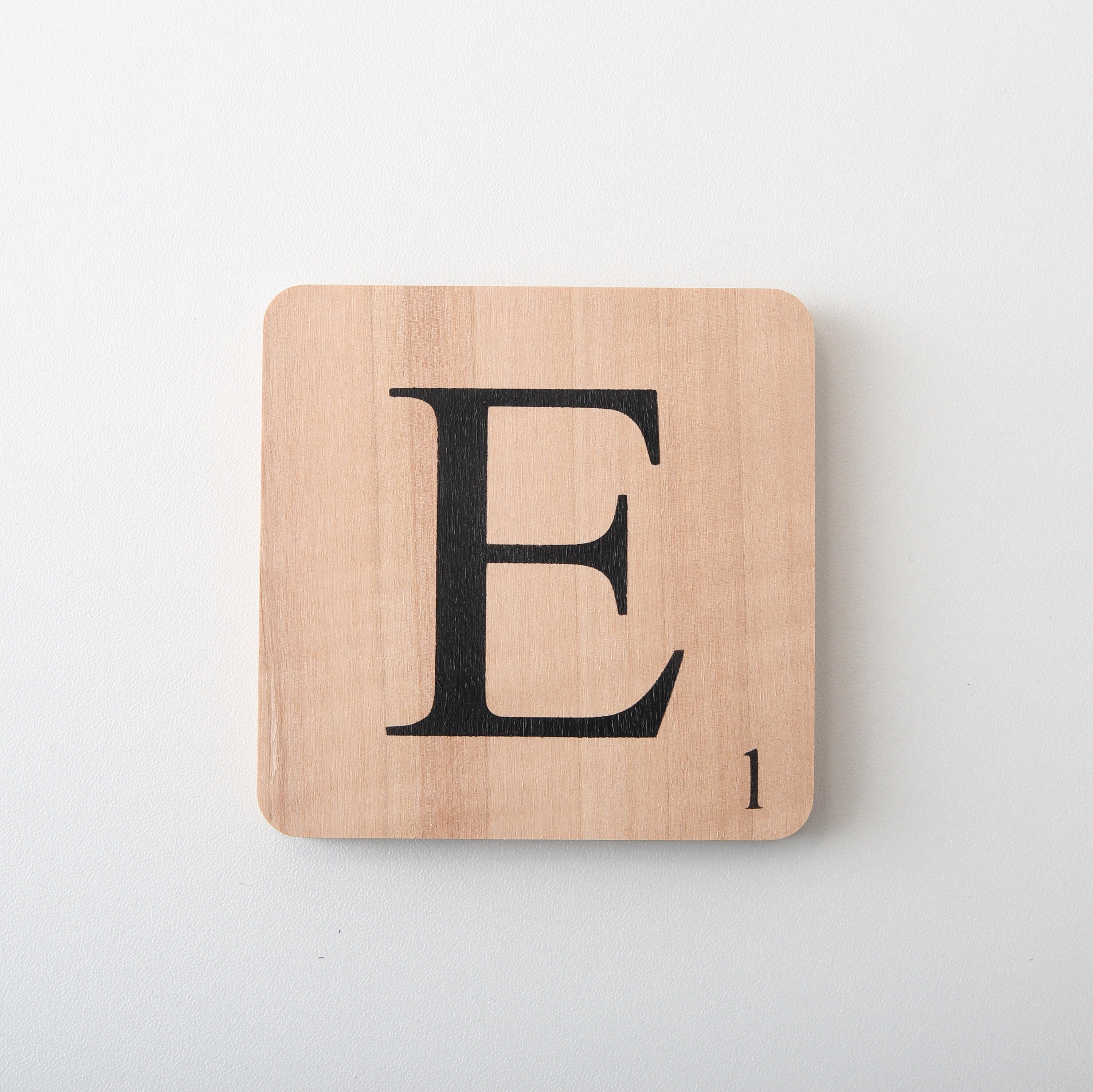 Lettre Scrabble Murale Dimension 9 X cm en Bois Massif de Qualité.