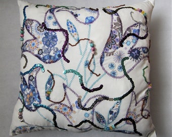 Coussin en tissu fleuri bleu et blanc
