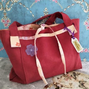 Sac en Alcantara rouge bordeaux et tissu coton fleuri, sac cabas en Alcantara bordeaux avec poche fermé par nouettes