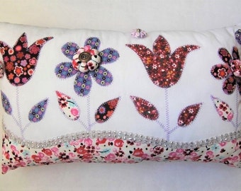 Coussin long avec fleurs imprimées pour déco chambre enfant