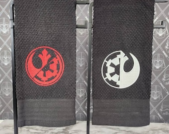 Toalla de cocina/bar negra bordada con la mitad de la insignia rebelde y la mitad del engranaje imperial.