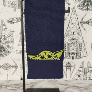 Bordado de Baby Yoda sobre una toalla de cocina de color liso imagen 8