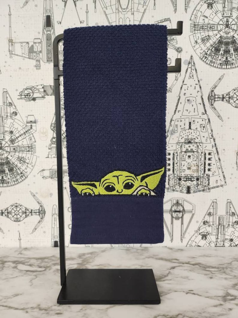 Bordado de Baby Yoda sobre una toalla de cocina de color liso imagen 8