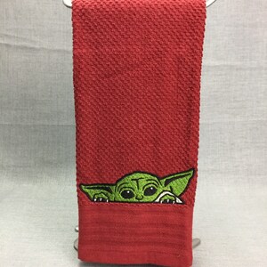 Bordado de Baby Yoda sobre una toalla de cocina de color liso Deep Red