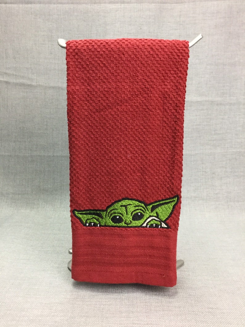 Bordado de Baby Yoda sobre una toalla de cocina de color liso Deep Red
