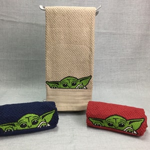 Bordado de Baby Yoda sobre una toalla de cocina de color liso imagen 1