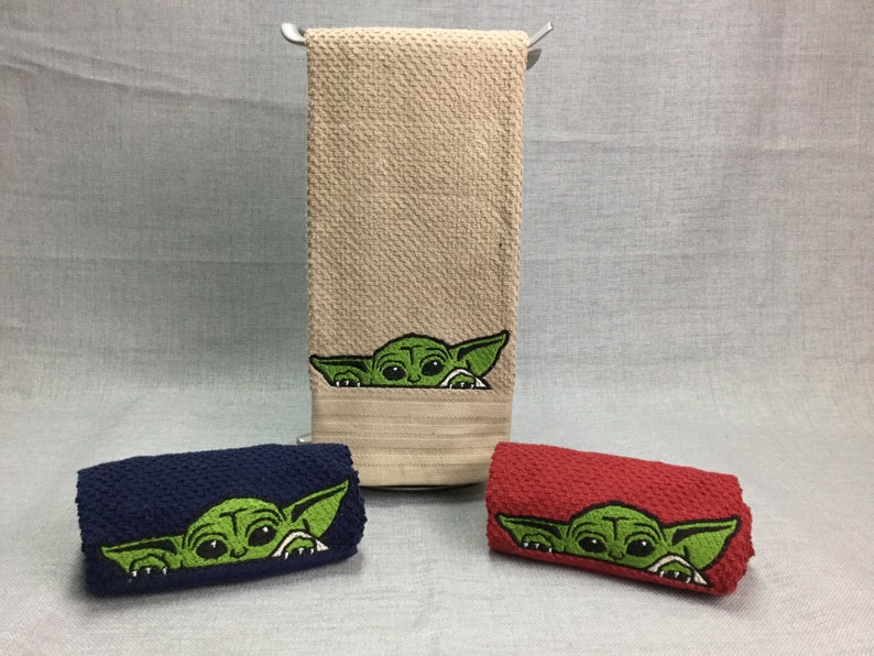 Bordado de Baby Yoda sobre una toalla de cocina de color liso imagen 1