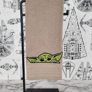 Bordado de Baby Yoda sobre una toalla de cocina de color liso imagen 7