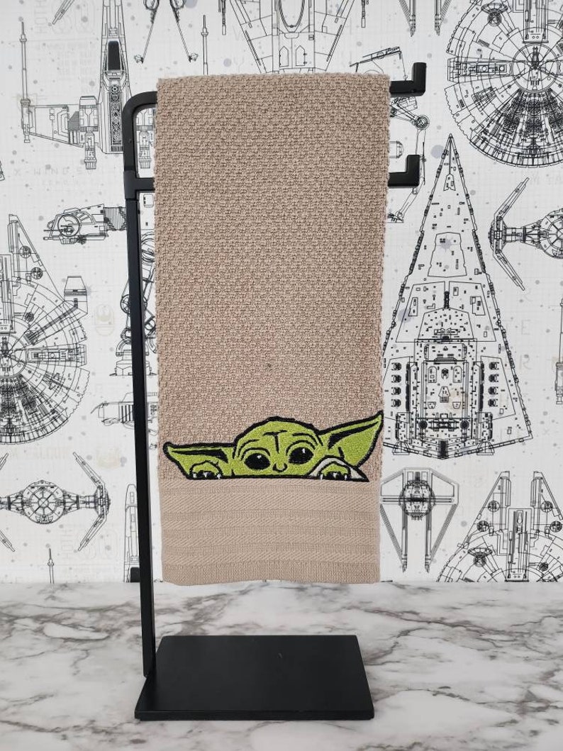 Bordado de Baby Yoda sobre una toalla de cocina de color liso imagen 7