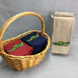 Bordado de Baby Yoda sobre una toalla de cocina de color liso imagen 3